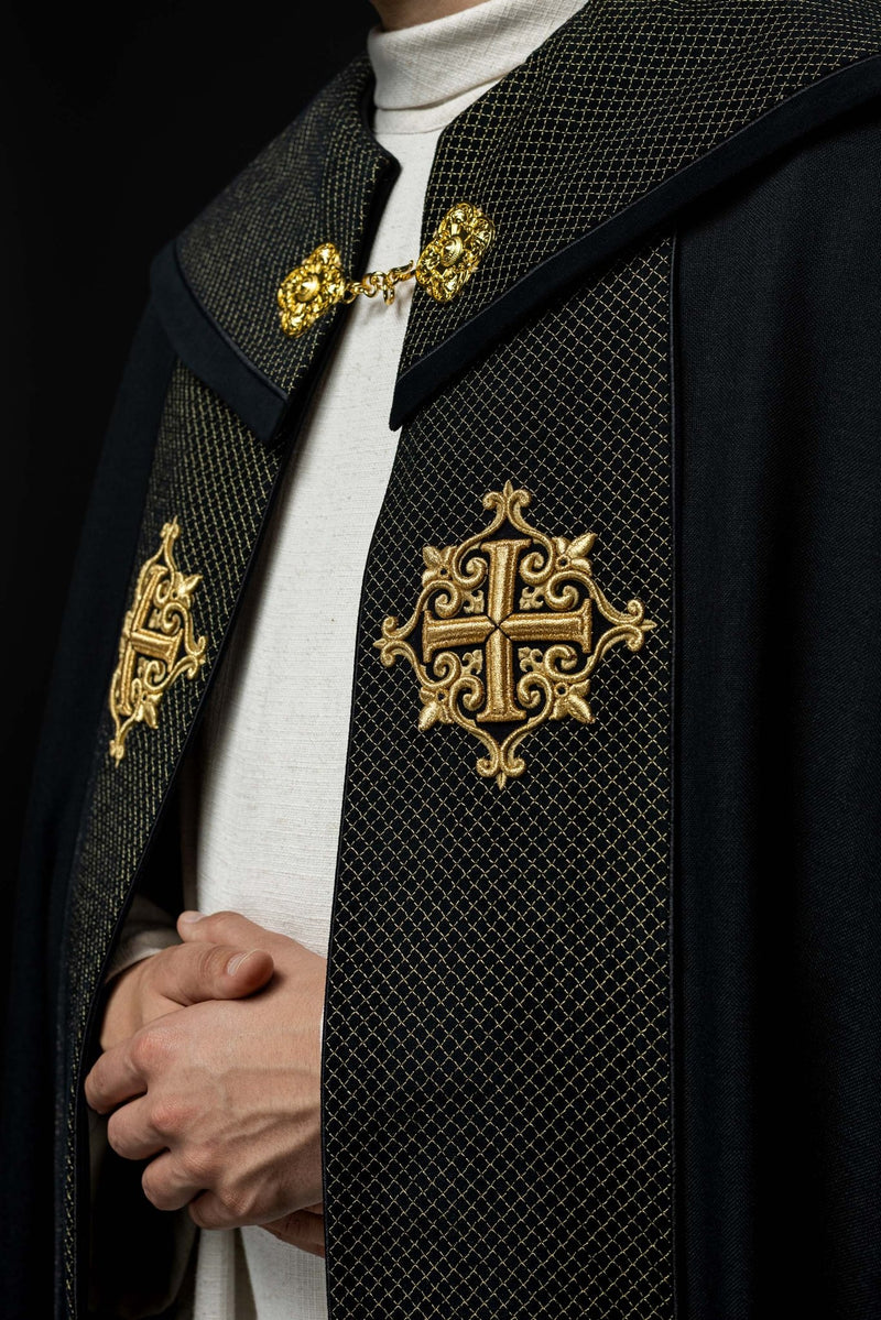 Kapa liturgiczna czarna, haftowana, aksamitny czarny pas (30H) - zdjęcie 2