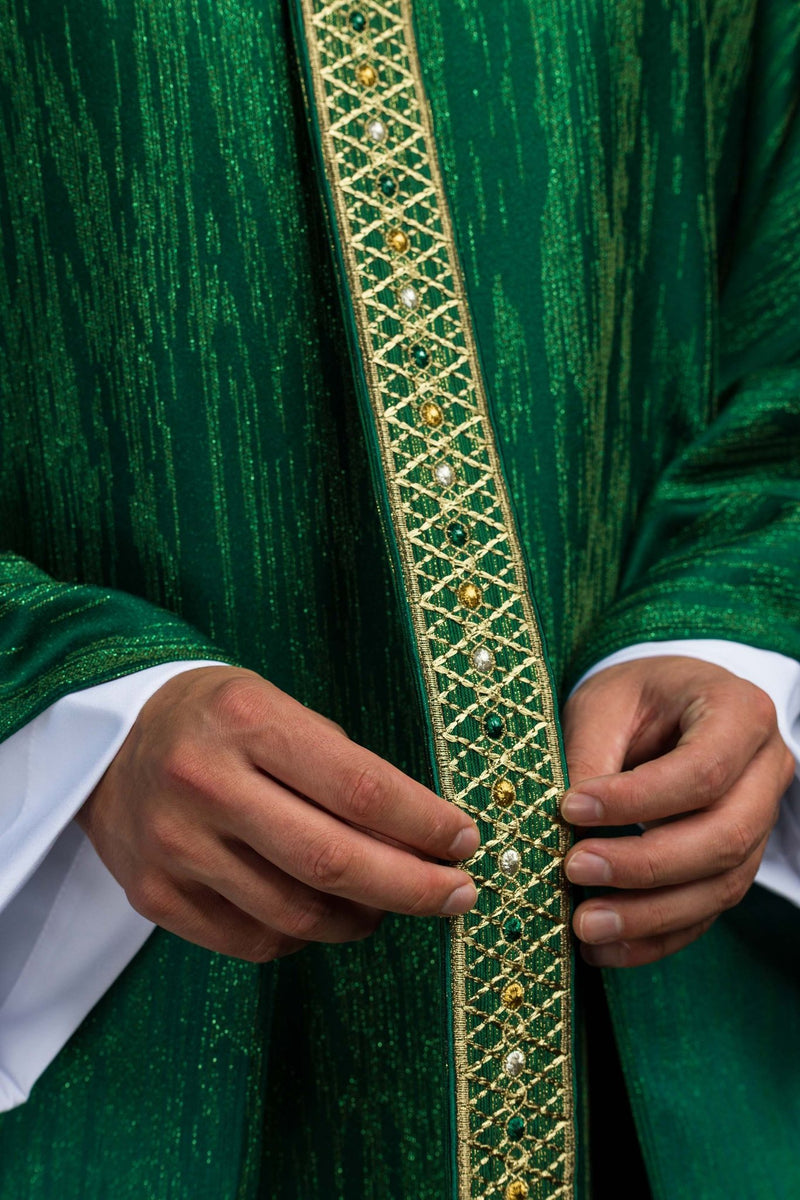 Ornat zielony, z haftowanym kołnierzem i pasem (H223) - zdjęcie 4