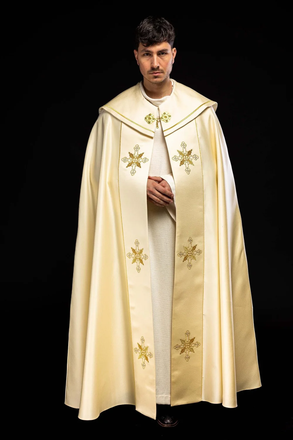 Kapa liturgiczna haftowana IHS - ecru (36) - KAPY LITURGICZNE