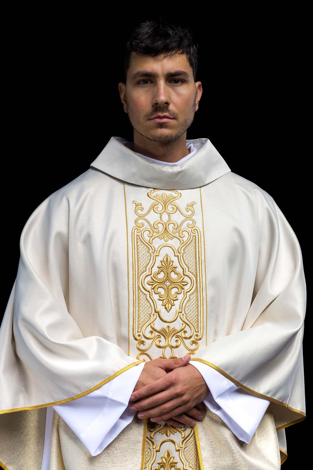 Ornat bogato haftowany, tkanina błyszcząca - ecru (H76)