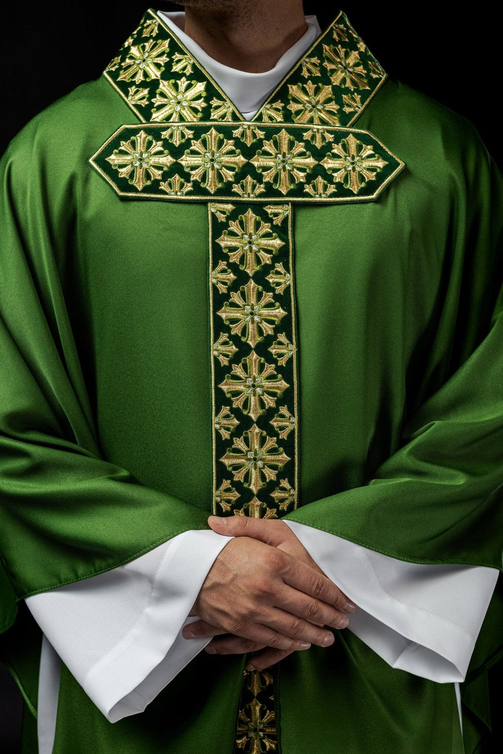 Ornat z haftowanym pasem i kołnierzem. motyw krzyża - zielony (H86)