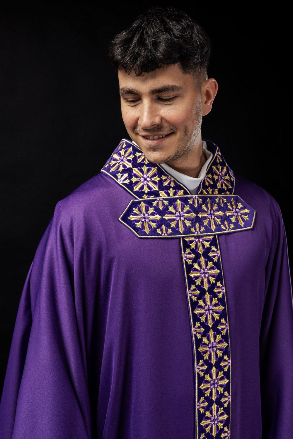 Ornat z haftowanym pasem i kołnierzem. motyw krzyża - fioletowy (H88) - zdjęcie 2