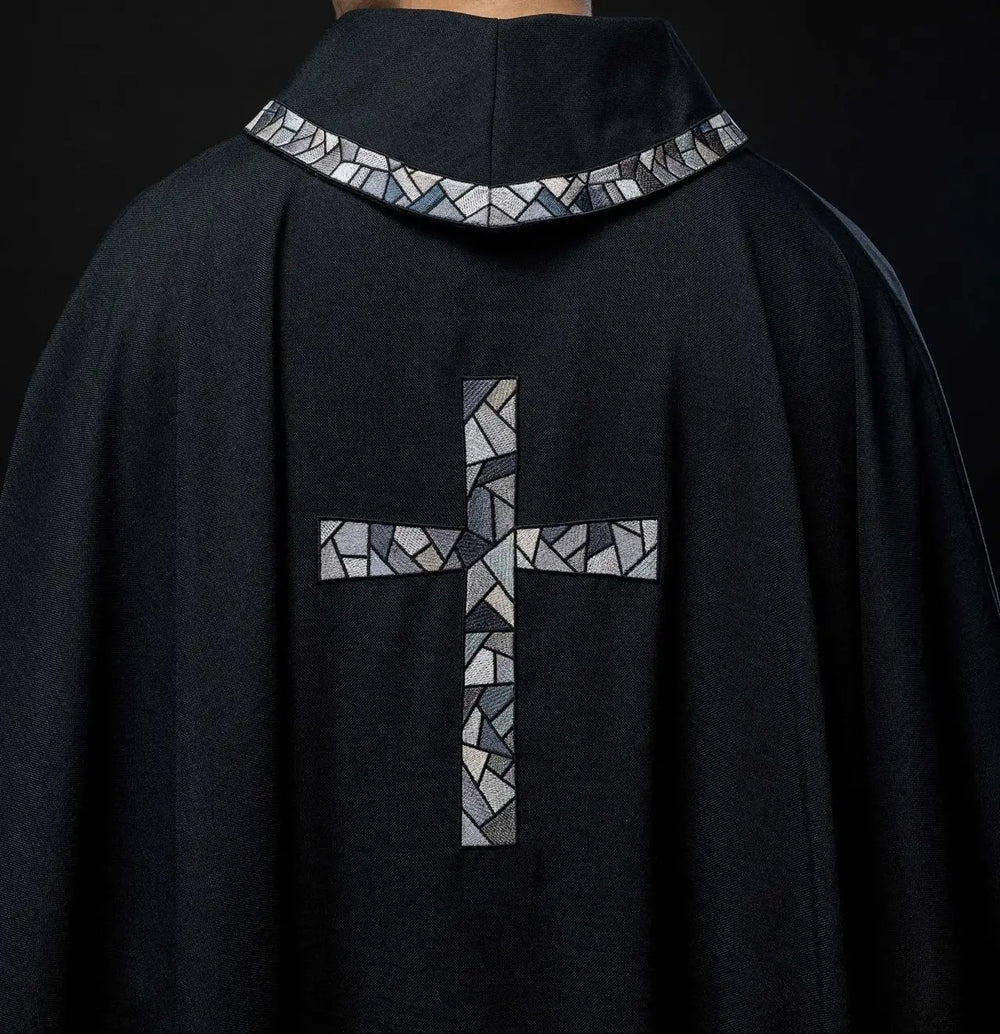 Ornat haftowany z symbolem krzyża - czarny (H117) - zdjęcie 3